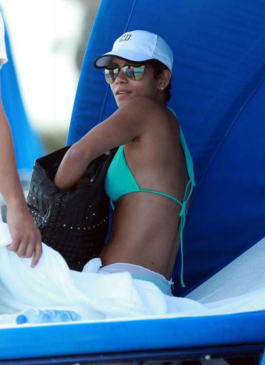 Halle berry exposant son corps sexy et ses énormes seins en bikini
 #75338949