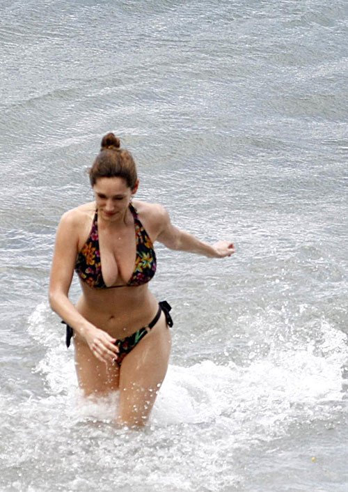 Kelly brook zeigt schönen Körper und tolle Titten am Strand
 #75377480