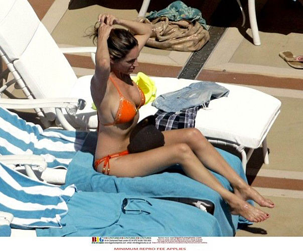 Kelly Brook mostra un bel corpo e grandi tette sulla spiaggia
 #75377505