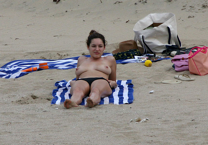 Kelly Brook mostra un bel corpo e grandi tette sulla spiaggia
 #75377518
