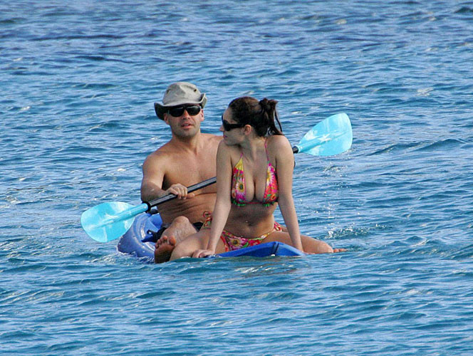 Kelly brook zeigt schönen Körper und tolle Titten am Strand
 #75377555