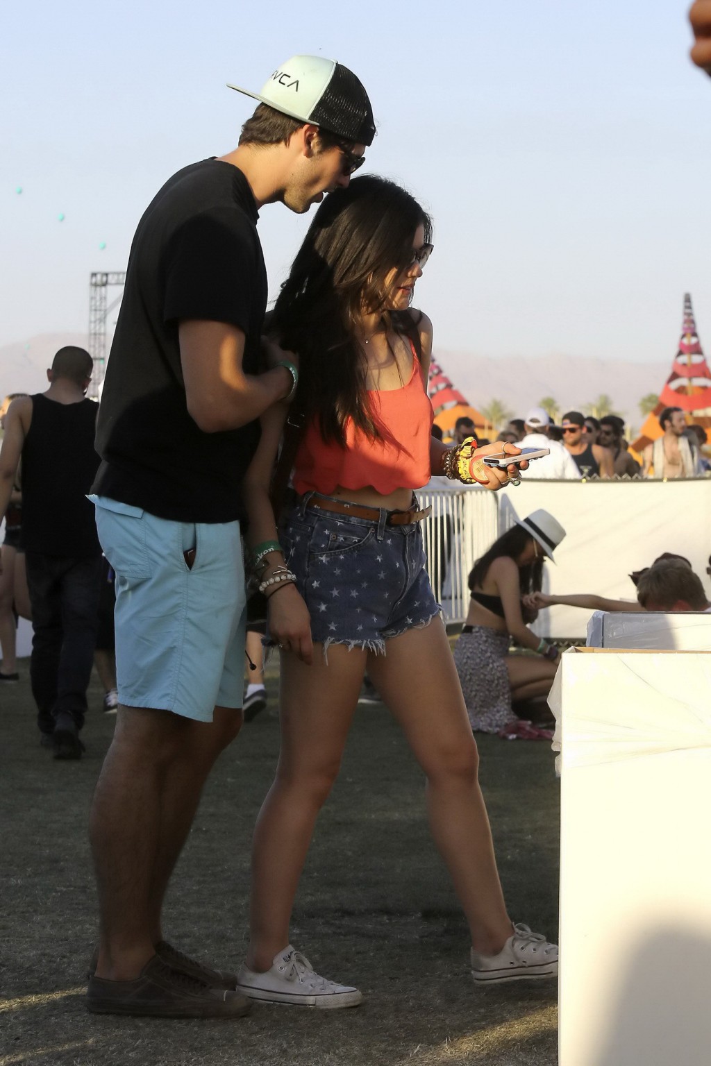 Lucy hale con un diminuto top rojo para la barriga y unos shorts vaqueros en coachella 2013 music an
 #75234784
