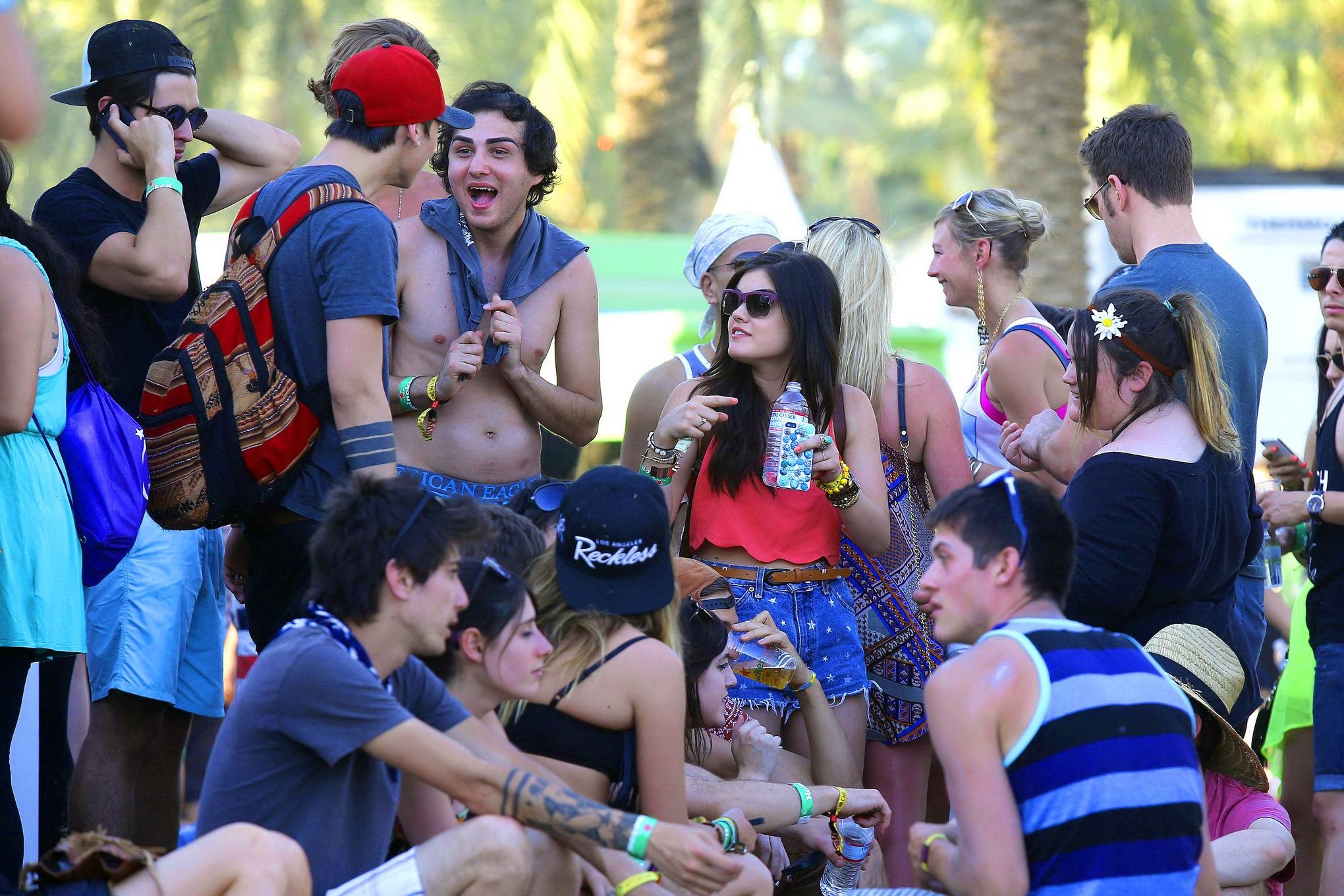 Lucy Hale indossando minuscolo top rosso pancia e pantaloncini in denim a 2013 coachella musica an
 #75234850