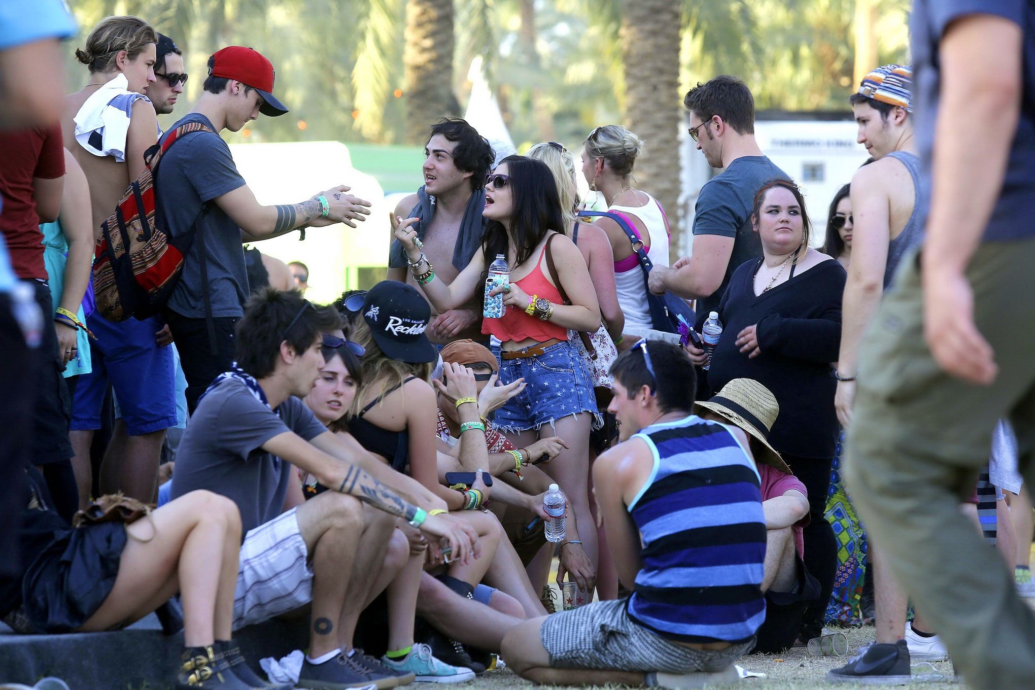 Lucy hale con un diminuto top rojo para la barriga y unos shorts vaqueros en coachella 2013 music an
 #75234855