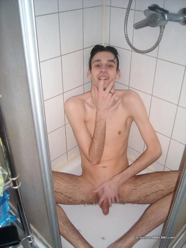 Photos d'un gay maigre qui se rase sous la douche.
 #76916423