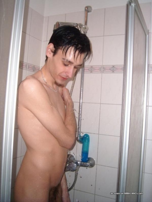 Photos d'un gay maigre qui se rase sous la douche.
 #76916472