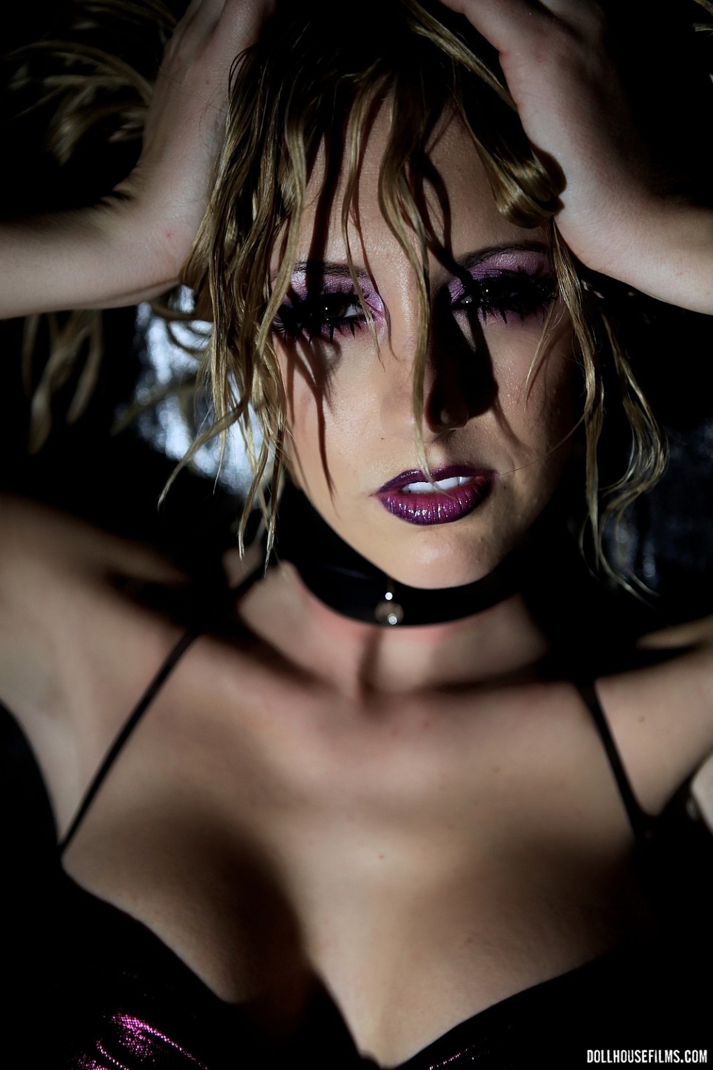 Brett Rossi dans un collier noir pervers avec des pinces à tétons.
 #71945071