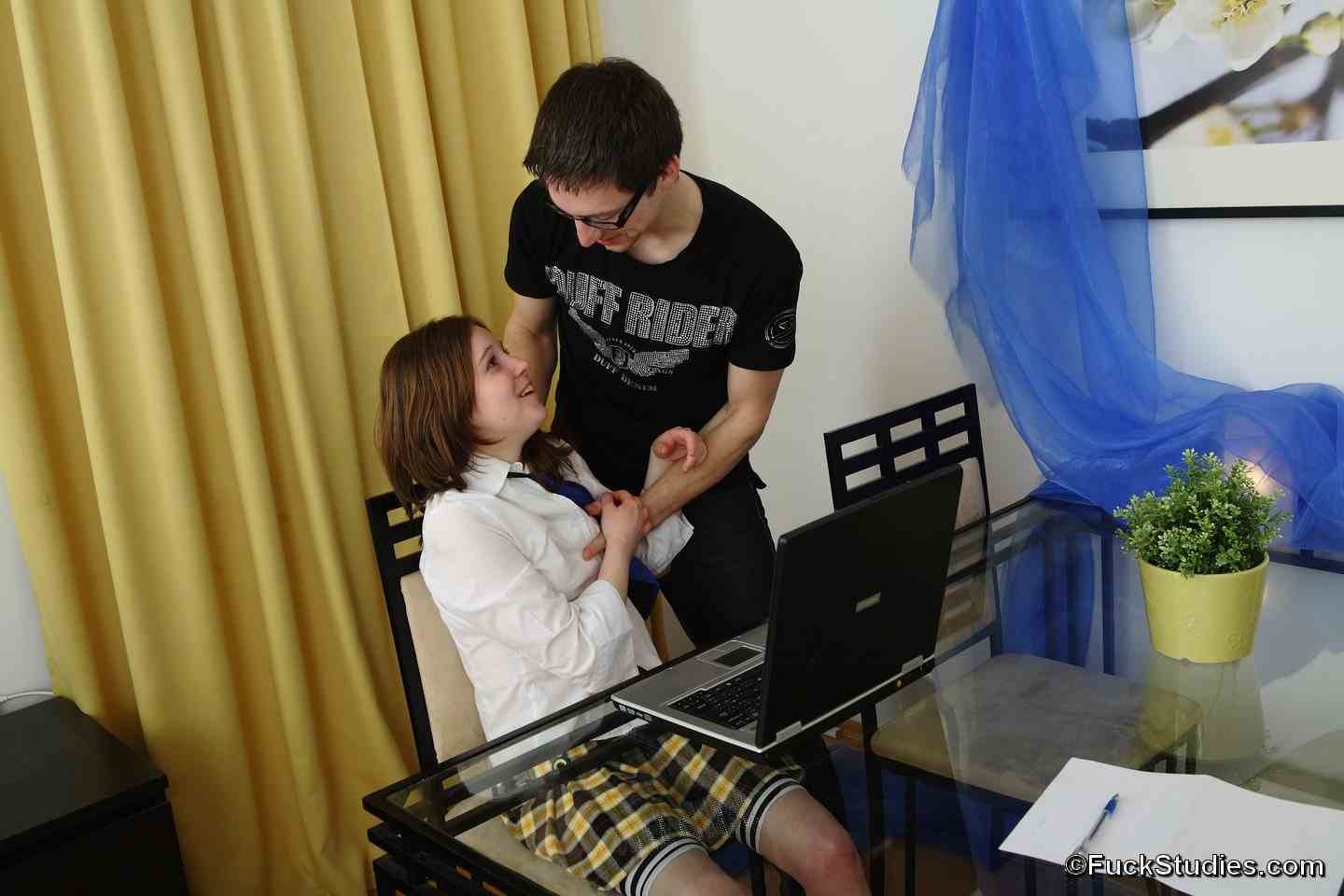 Joven follada por su tutor
 #79009197