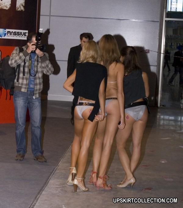 Des filles marchent en bikinis et laissent la caméra filmer leurs corps.
 #73182290