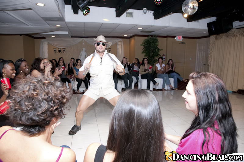 Geile Schlampe leckt Sperma von einem Teller
 #75450011