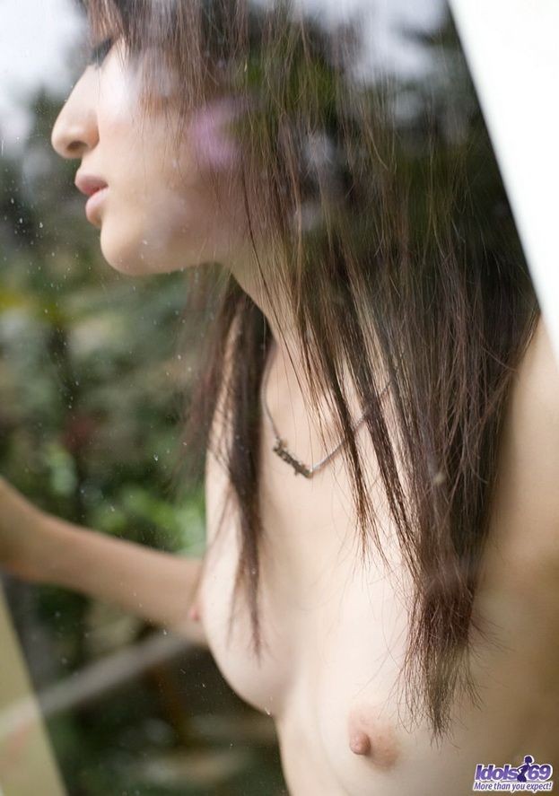 L'idole japonaise Misa Shinozaki montre ses fesses et ses seins.
 #69742580