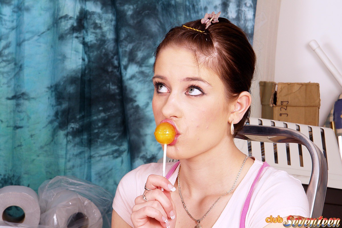 Joven morena lamiendo piruleta maneja una gran polla erecta
 #77472193