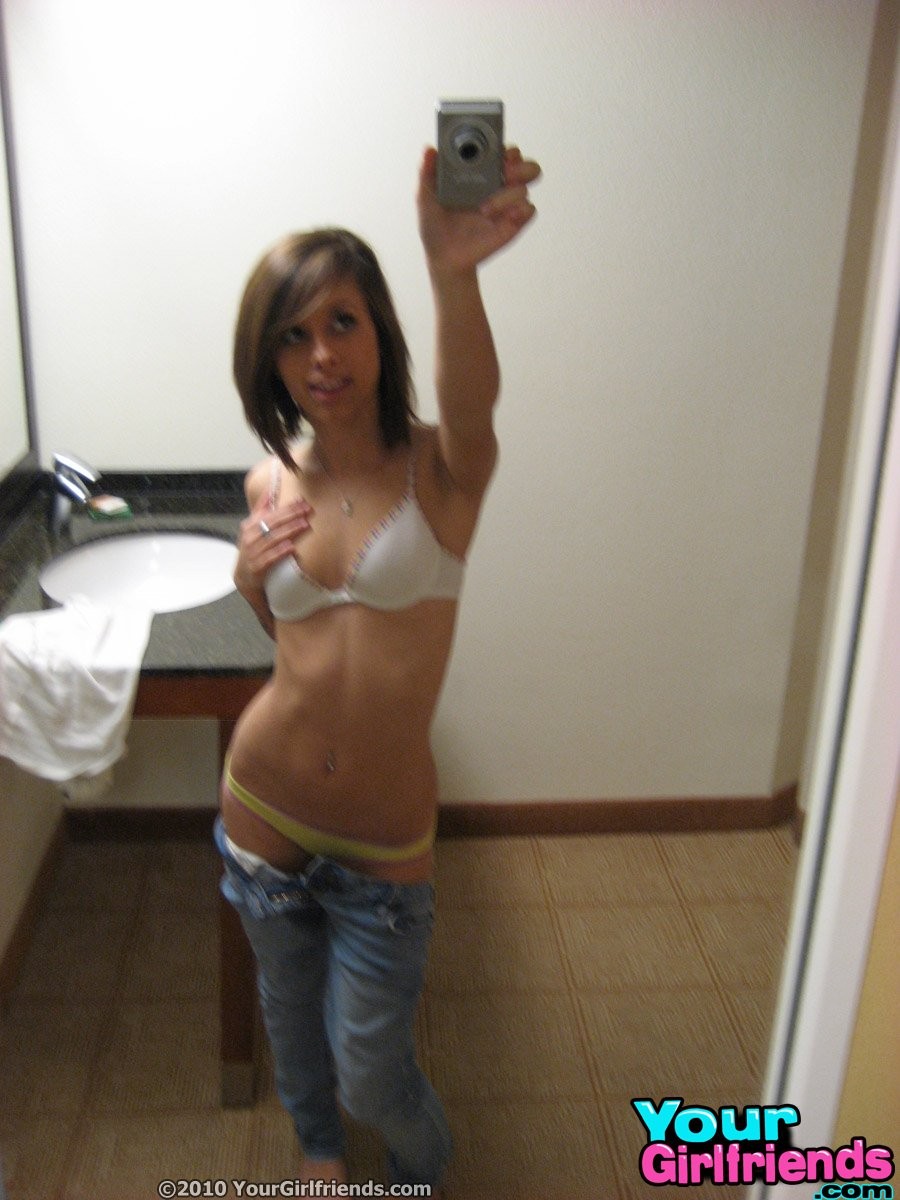 Une jeune maigre d'un an arrache ses vêtements et se prend en photo dans le miroir.
 #67212213