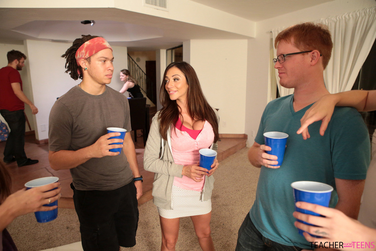 Aspen ora y johnny castle están en una fiesta con su te español
 #68525300