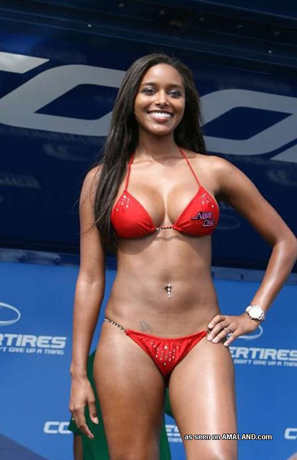 Caliente bomba de ébano buscando caliente en un traje de baño
 #73354697