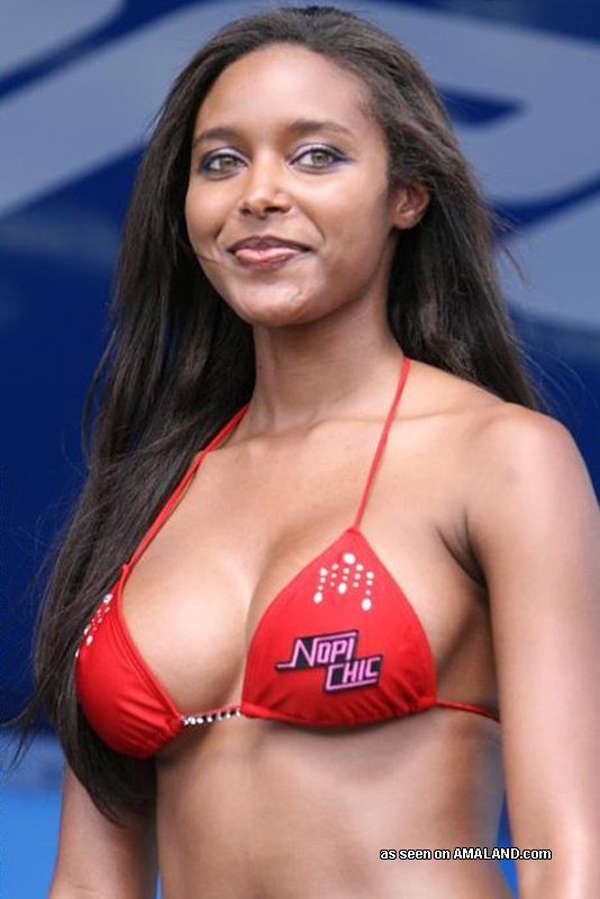 Caliente bomba de ébano buscando caliente en un traje de baño
 #73354701