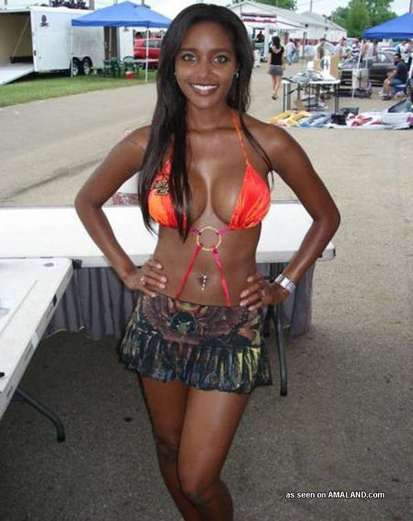Caliente bomba de ébano buscando caliente en un traje de baño
 #73354709