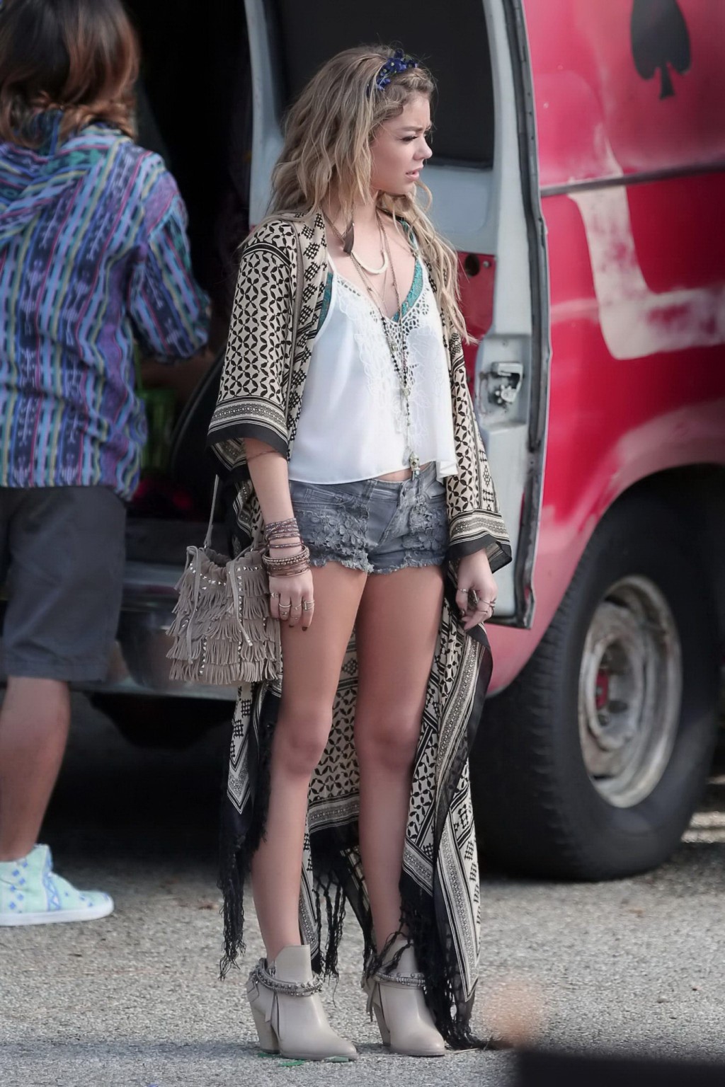 Sarah Hyland bra peek and leggy on the set of Modern Family in LA #75175977