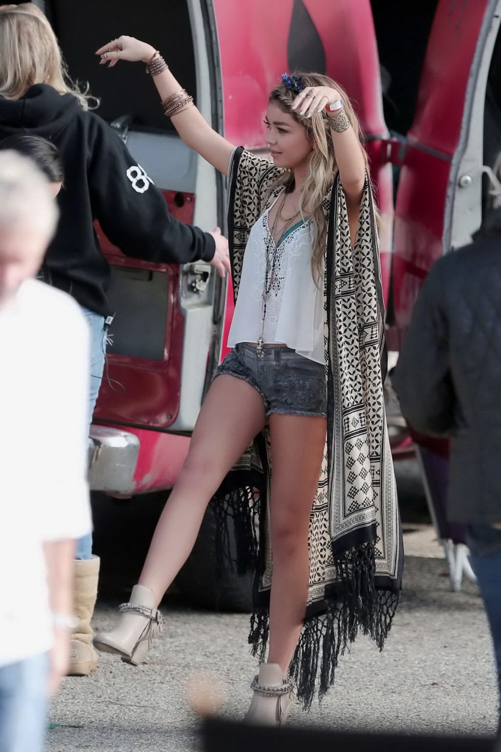 Sarah Hyland bra peek and leggy on the set of Modern Family in LA #75176017