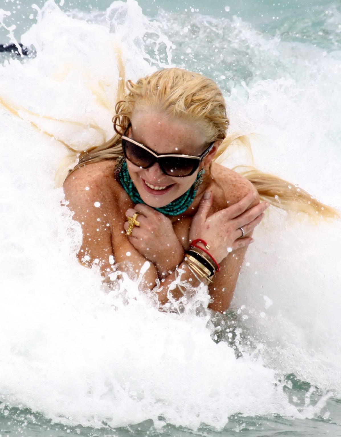 Lindsay Lohan tetta scivolare sulla spiaggia a Miami
 #75303377