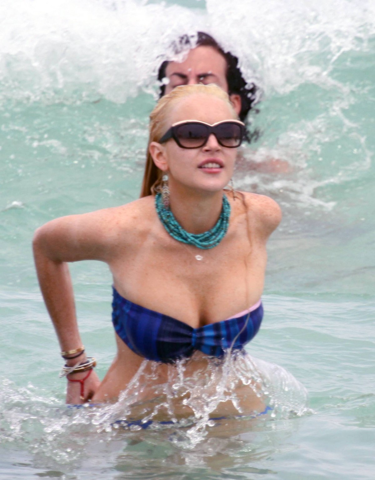 Lindsay Lohan tetta scivolare sulla spiaggia a Miami
 #75303434