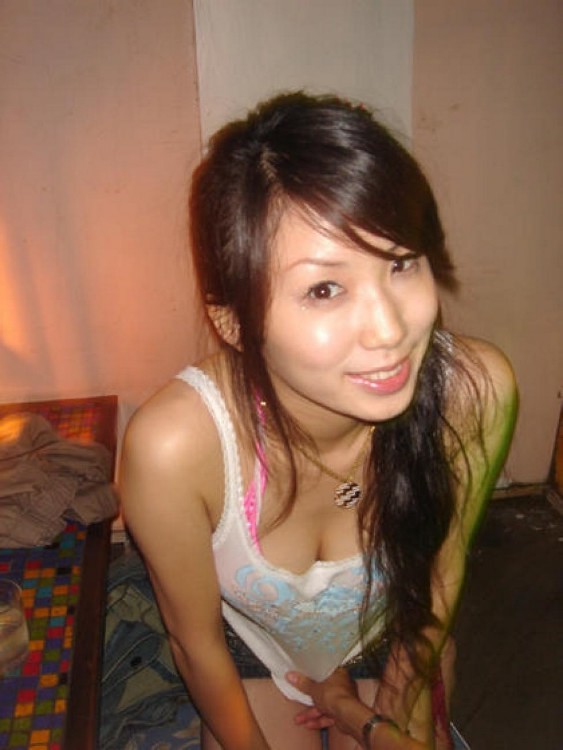 Une nymphette asiatique aime montrer son corps doux et juteux.
 #69873115