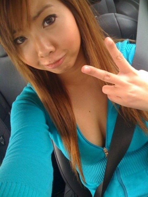 Asiatische Teenie-Nymphe zeigt gerne ihren süßen und saftigen Körper
 #69873171