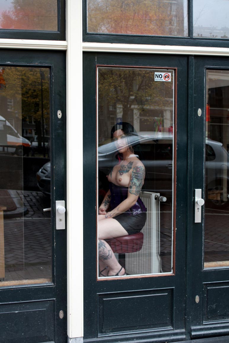 Una prostituta de amsterdam vestida de cuero y tatuada se pone dura
 #79365712