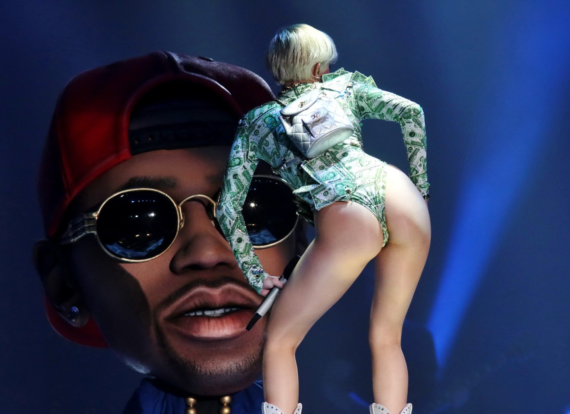 Miley cyrus muestra su trasero con un leotardo inspirado en el dinero mientras actúa en el bang
 #75194523