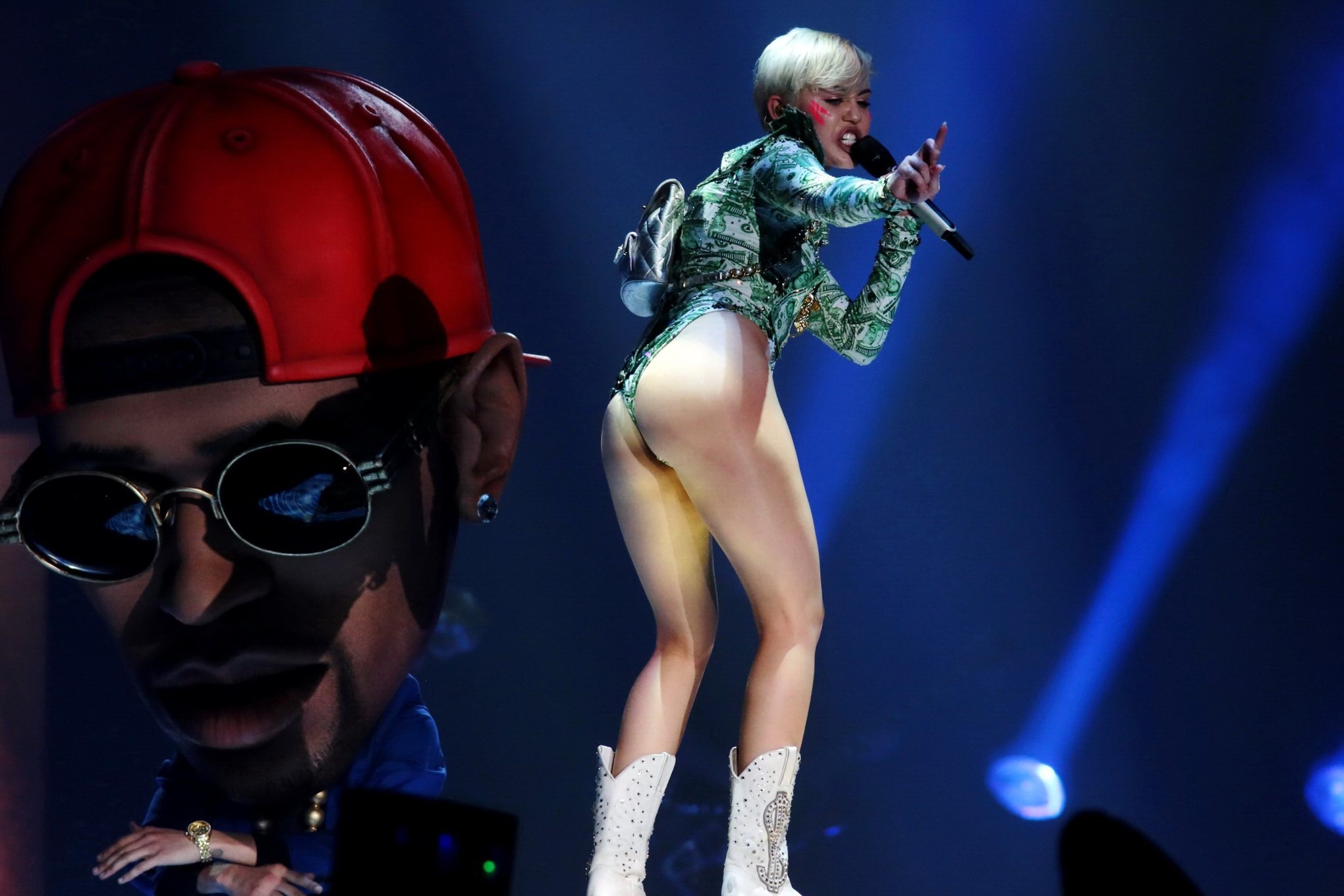 Miley cyrus muestra su trasero con un leotardo inspirado en el dinero mientras actúa en el bang
 #75194537