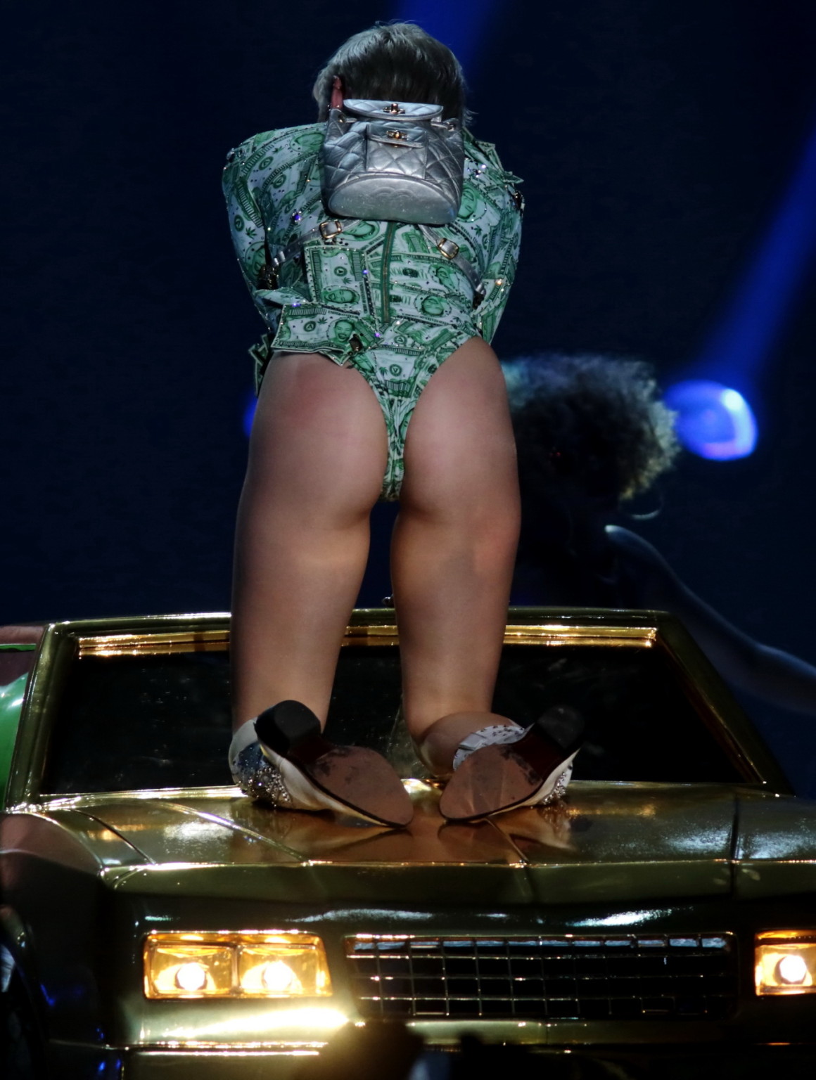 Miley cyrus muestra su trasero con un leotardo inspirado en el dinero mientras actúa en el bang
 #75194552