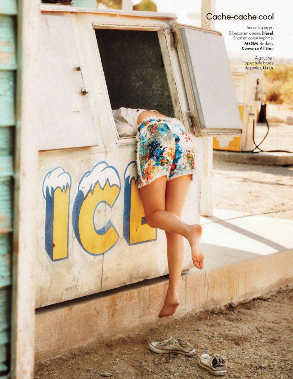 Camille rowe exhibe ses seins et ses fesses pour le numéro d'avril 2012 du magazine belge Elle.
 #75268933