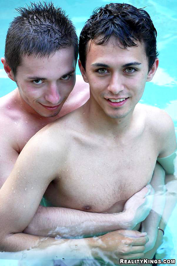 Terri, un gay curieux, fait un plongeon dans la piscine et s'adonne à la sodomie dans cette piscine. 
 #76953756