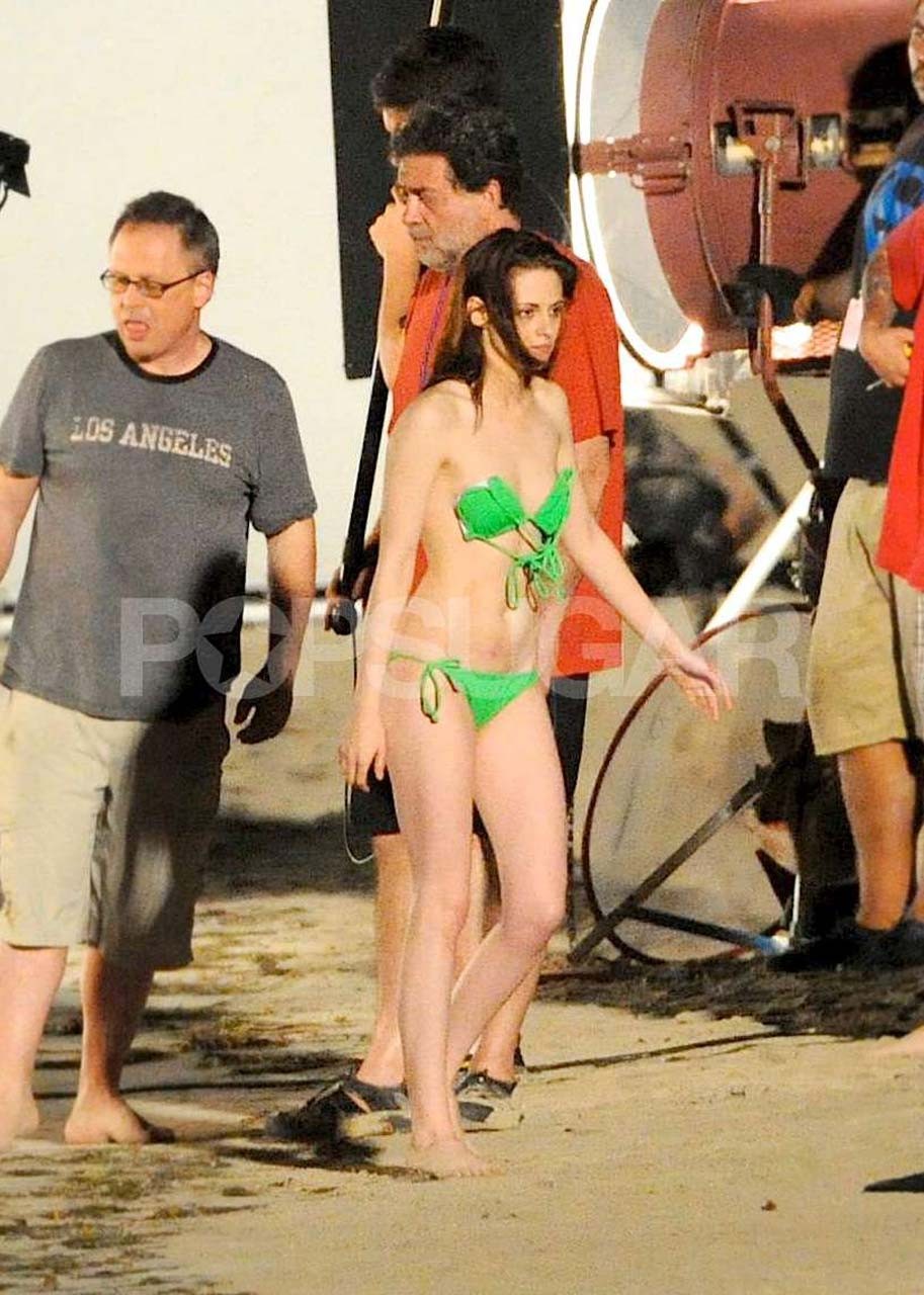 Kristen Stewart exposant son corps sexy et ses jolis seins en bikini vert
 #75306581