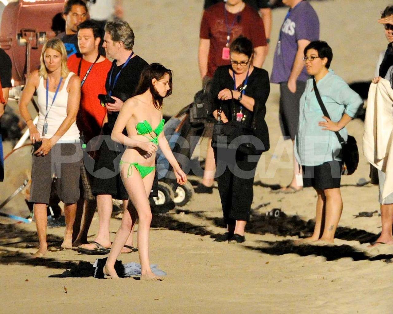Kristen Stewart exposant son corps sexy et ses jolis seins en bikini vert
 #75306612