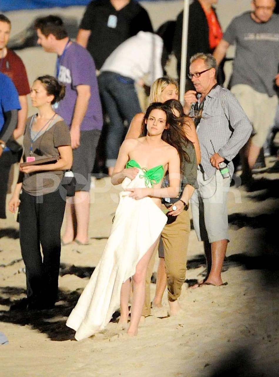 Kristen Stewart exposant son corps sexy et ses jolis seins en bikini vert
 #75306615