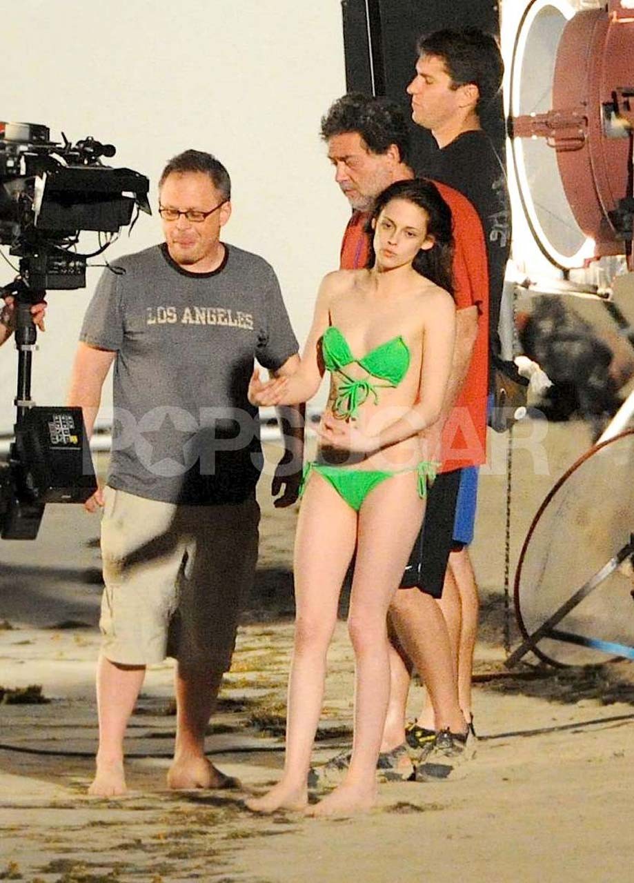 Kristen Stewart exposant son corps sexy et ses jolis seins en bikini vert
 #75306628