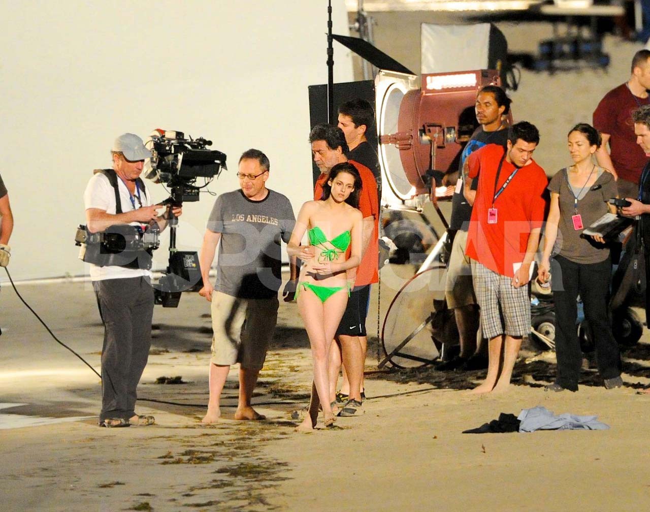 Kristen Stewart exposant son corps sexy et ses jolis seins en bikini vert
 #75306632