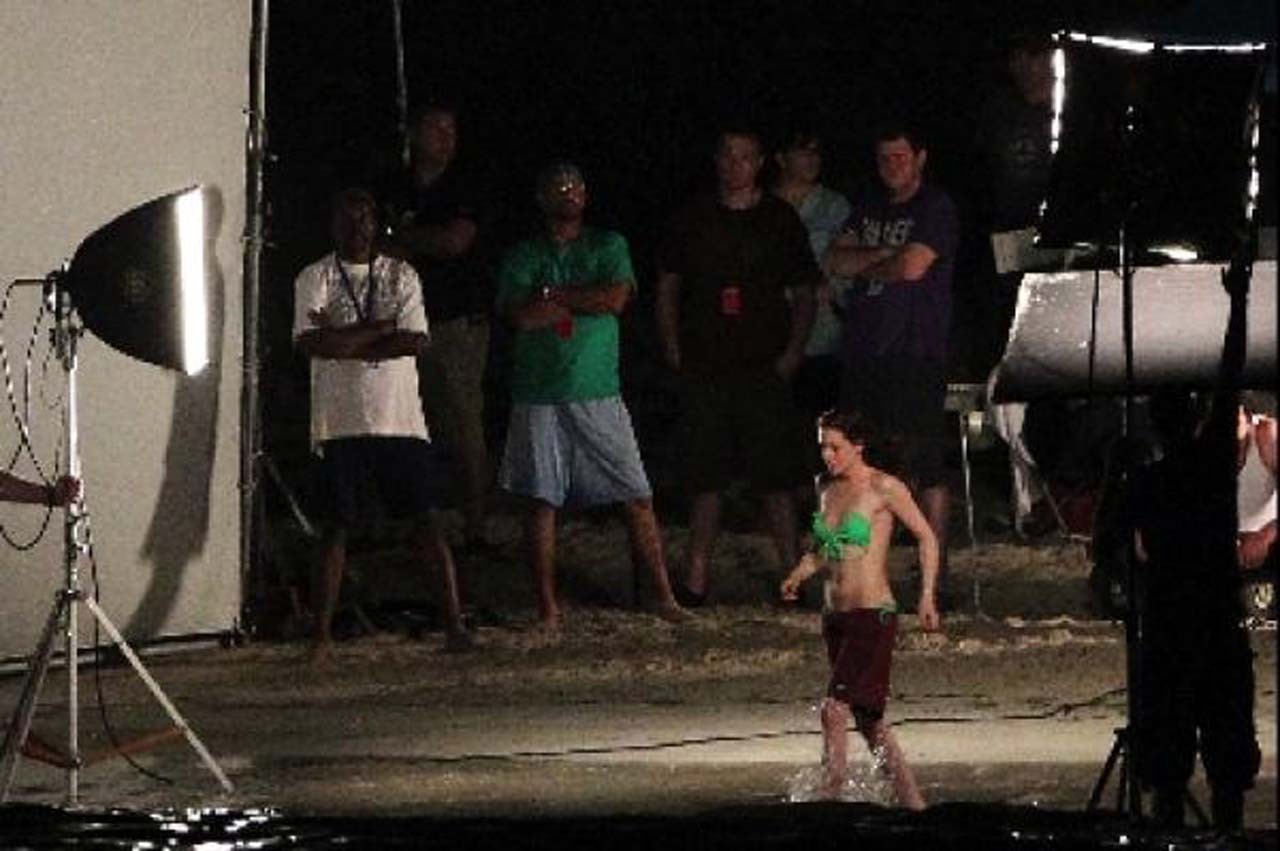 Kristen Stewart exposant son corps sexy et ses jolis seins en bikini vert
 #75306642