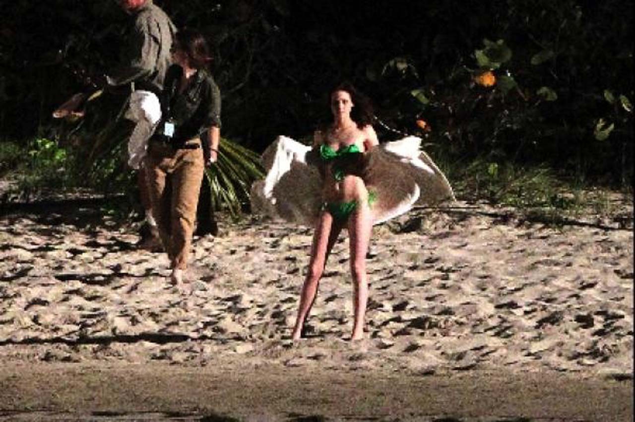 Kristen Stewart exposant son corps sexy et ses jolis seins en bikini vert
 #75306674