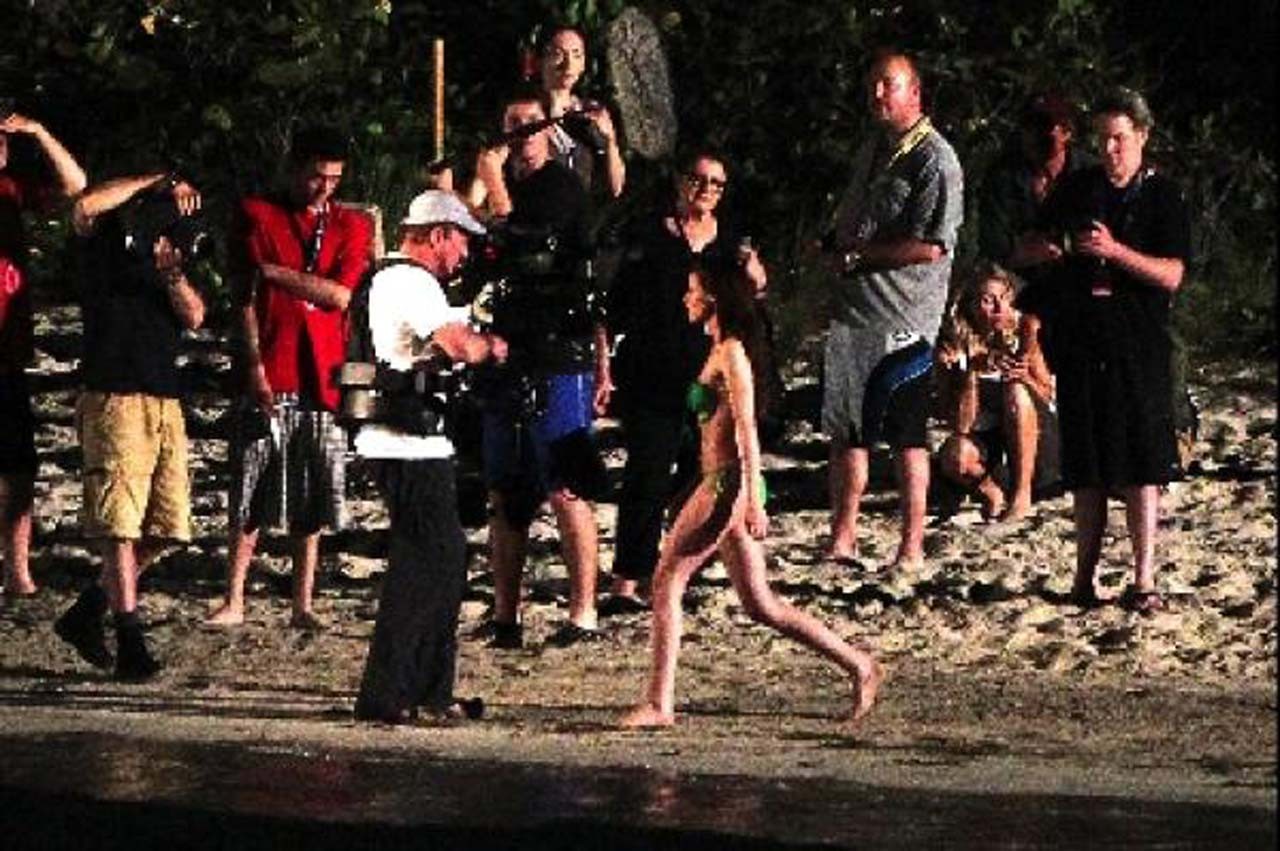 Kristen Stewart exposant son corps sexy et ses jolis seins en bikini vert
 #75306684