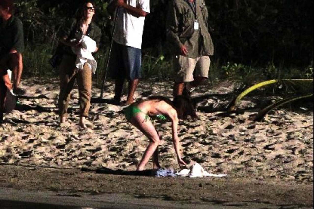 Kristen Stewart exposant son corps sexy et ses jolis seins en bikini vert
 #75306691