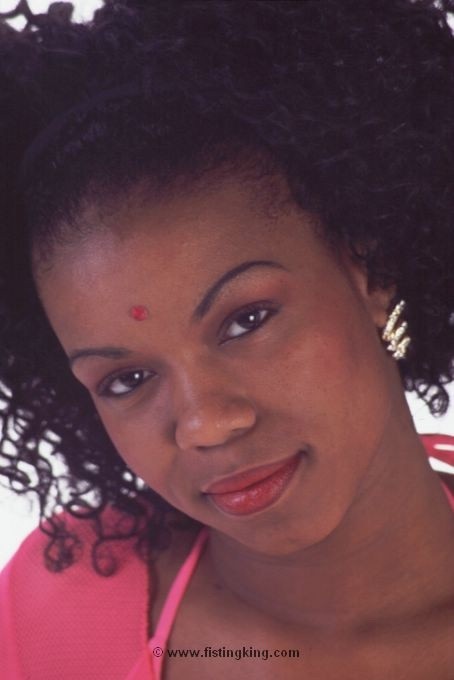 Primer plano de una joven negra haciéndose un fisting
 #73441507