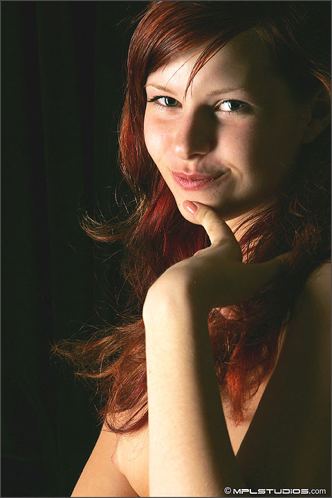 Diese super süße Rothaarige liebt es einfach, ihren perfekten Körper und ihre kahle Muschi zu zeigen
 #78990286