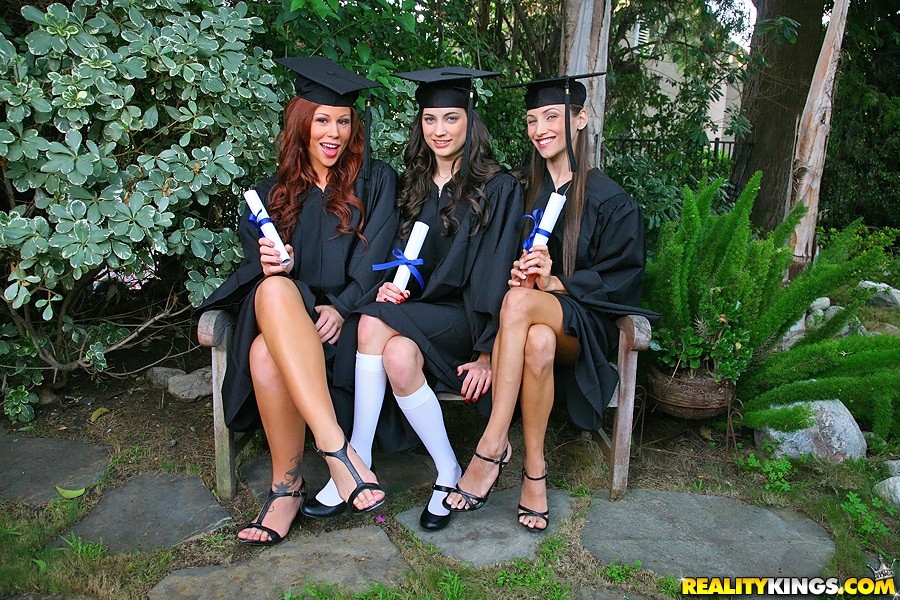 3 étudiantes sexy fêtent leur diplôme de fin d'études dans cette scène de baise à trois.
 #68330617