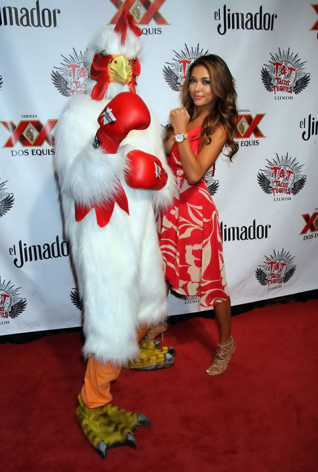 Arianny celeste、cinco de mayでローカットの赤いドレスを着て大きな胸を見せる
 #75164581
