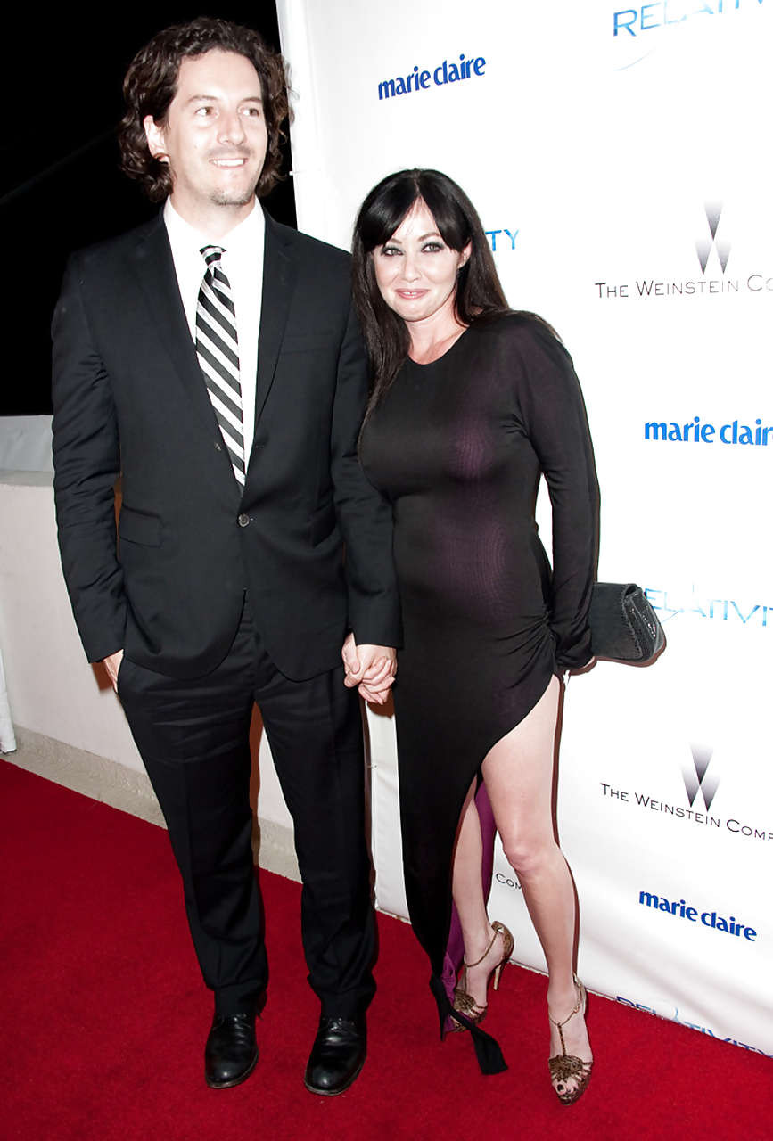 Shannen Doherty montre ses gros seins dans une robe transparente et ses jambes.
 #75295548