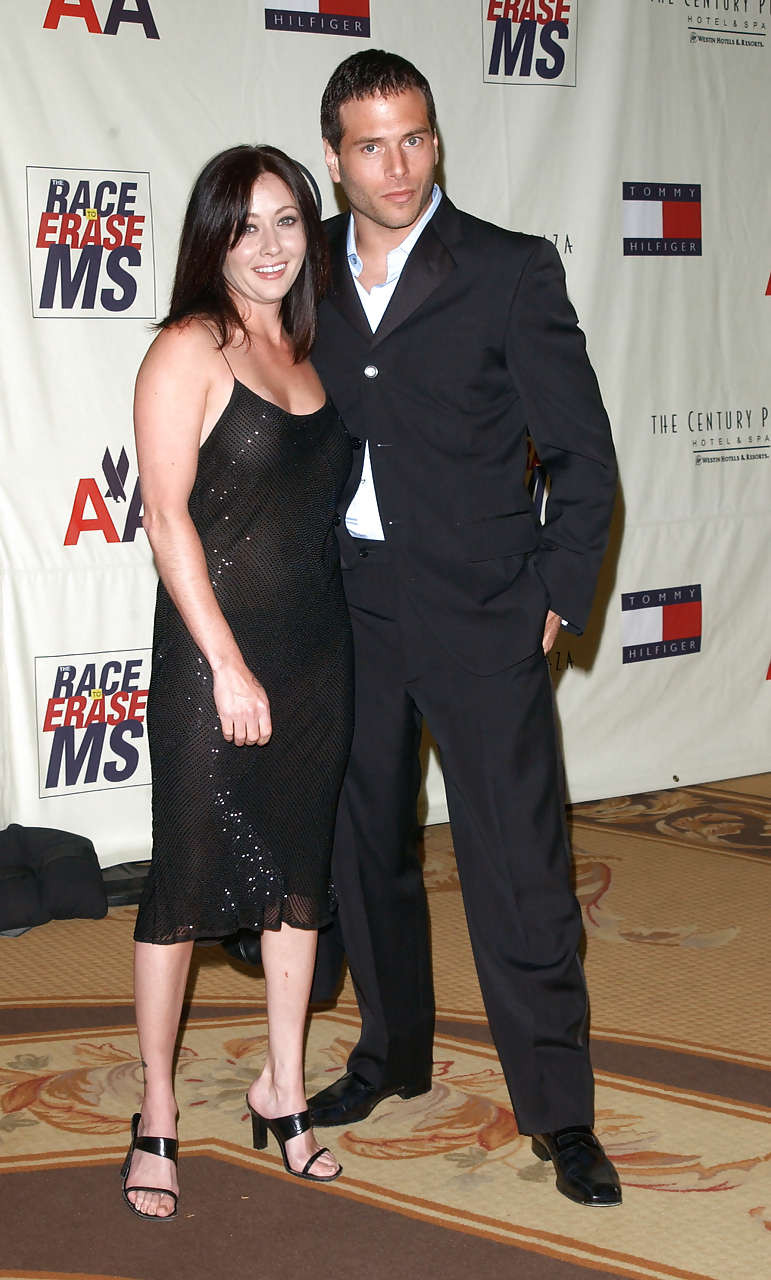 Shannen Doherty montre ses gros seins dans une robe transparente et ses jambes.
 #75295636