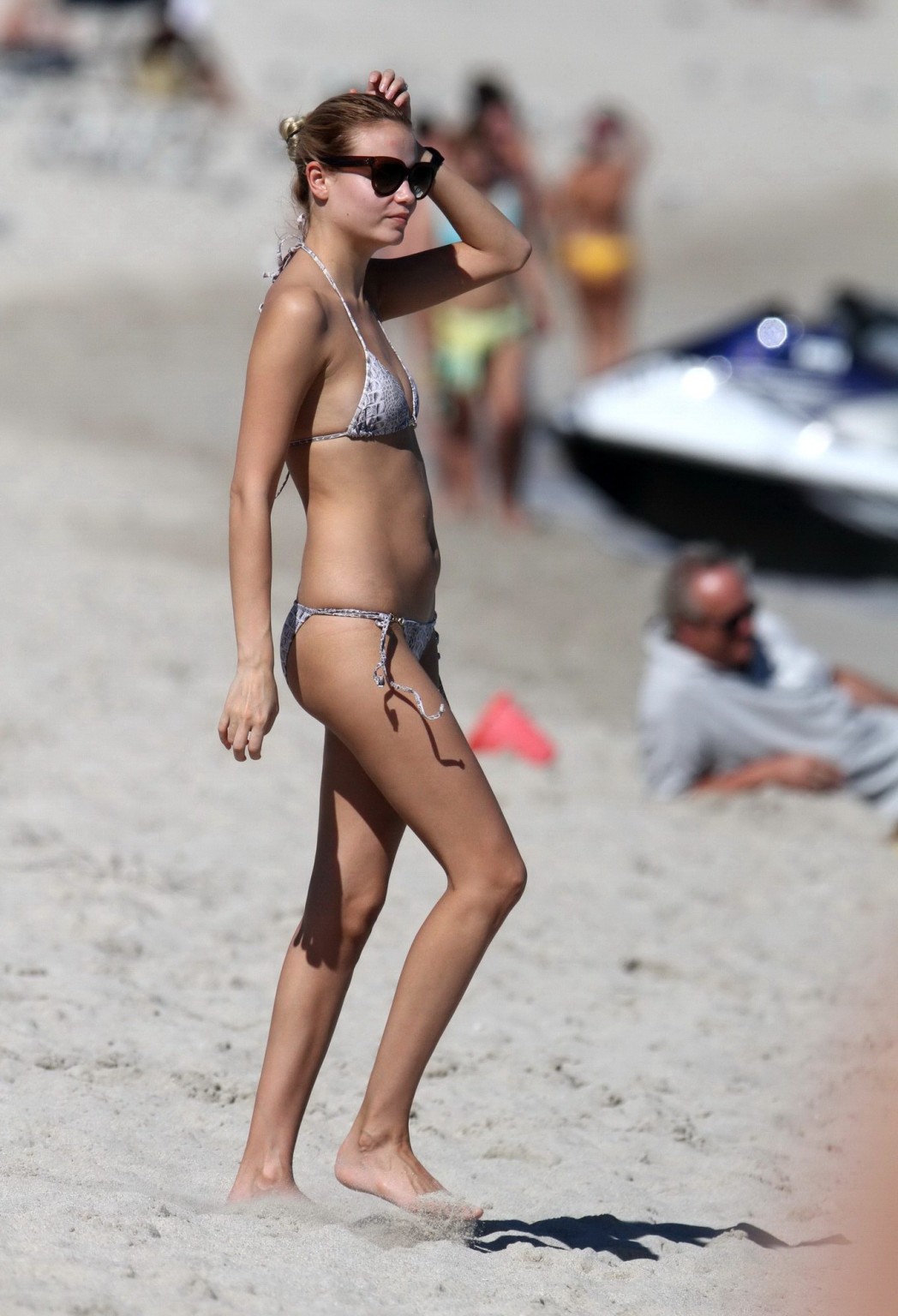 Natasha poly indossa un bikini con stampa a serpente a south beach
 #75249120