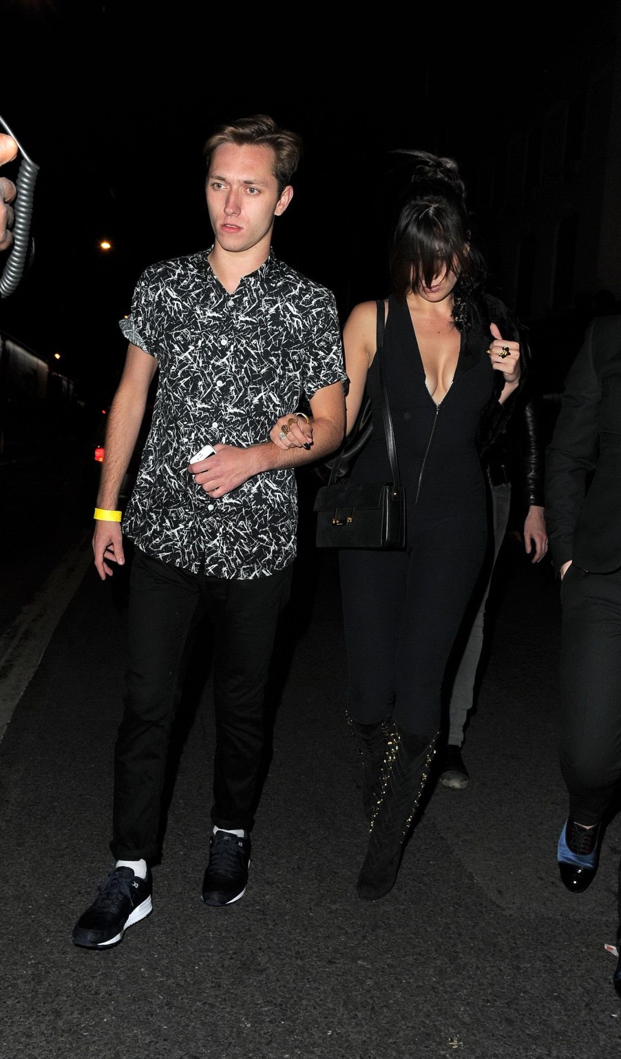 Daisy lowe muestra un enorme escote con un catsuit en shoreditch house en londres
 #75188005